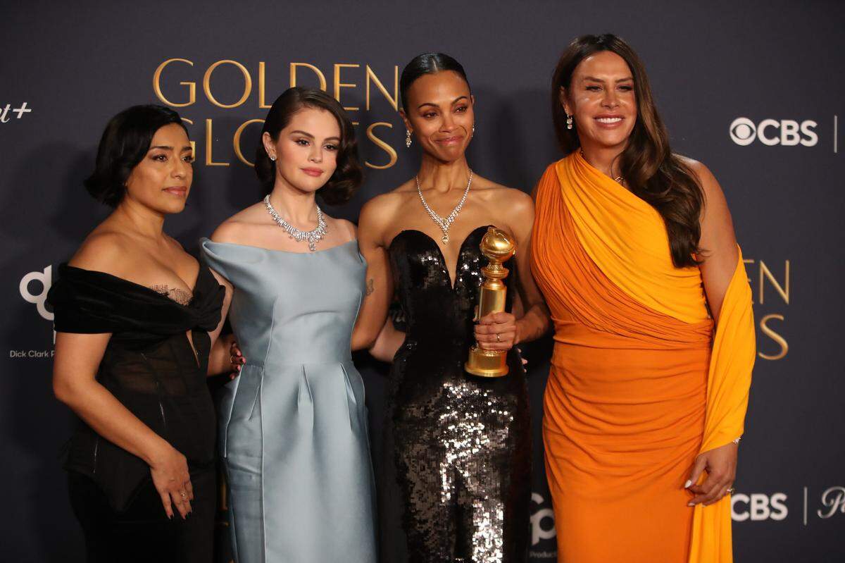 Adriana Paz, Selena Gómez y Karla Sofía Gascón (der.) posan con Zoe Saldaña ganadora del premio a la mejor actriz de reparto por la película “Emilia Pérez’’, en la 82ª edición de los Globos de Oro celebrada el 5 de enero de 2025 en el hotel Beverly Hilton en Los Angeles, California.