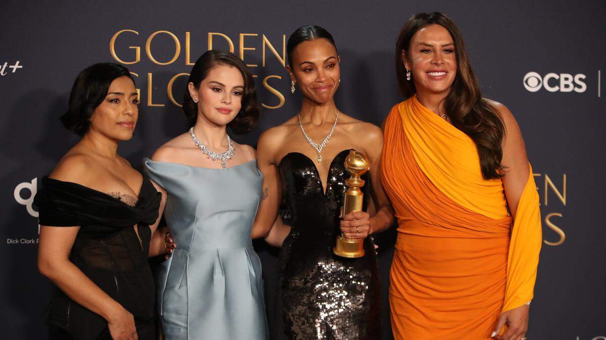 Adriana Paz, Selena Gómez y Karla Sofía Gascón (der.) posan con Zoe Saldaña ganadora del premio a la mejor actriz de reparto por la película “Emilia Pérez’’, en la 82ª edición de los Globos de Oro celebrada el 5 de enero de 2025 en el hotel Beverly Hilton en Los Angeles, California.