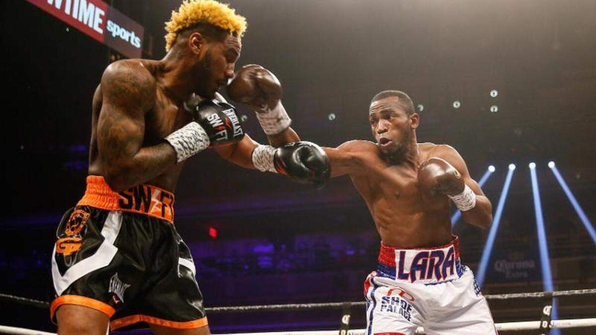 ERISLANDY LARA conecta al rostro de Jarrett Hurd en su controversial pelea de abril del 2018.