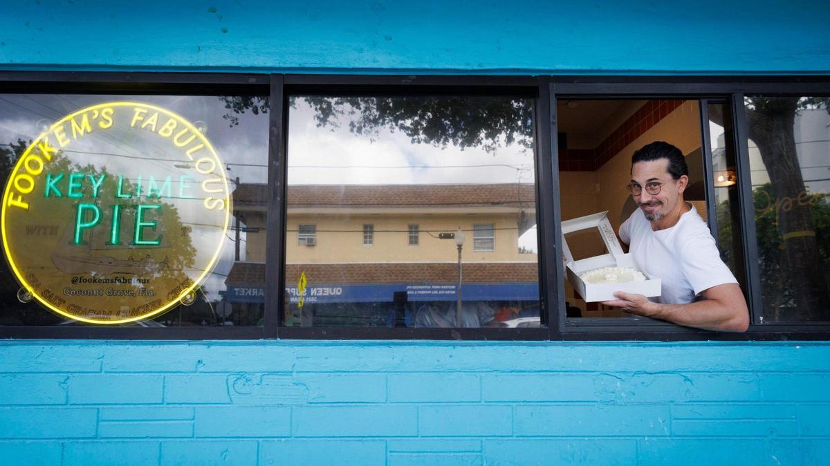 Joshua Abril, propietario y operador de Fookem’s Fabulous, muestra una de sus key limes en su nueva tienda de Coconut Grove.