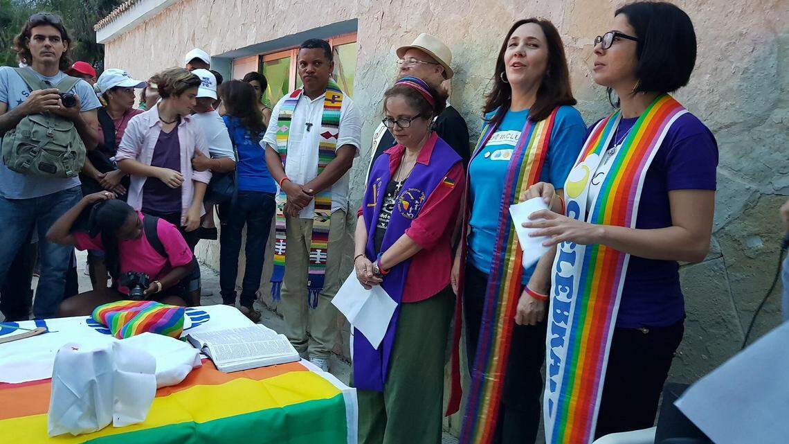 Mariela Castro junto a autoridades de la Iglesia Cristiana Metropolitana durante una ceremonia utiliza la estola sacerdotal.