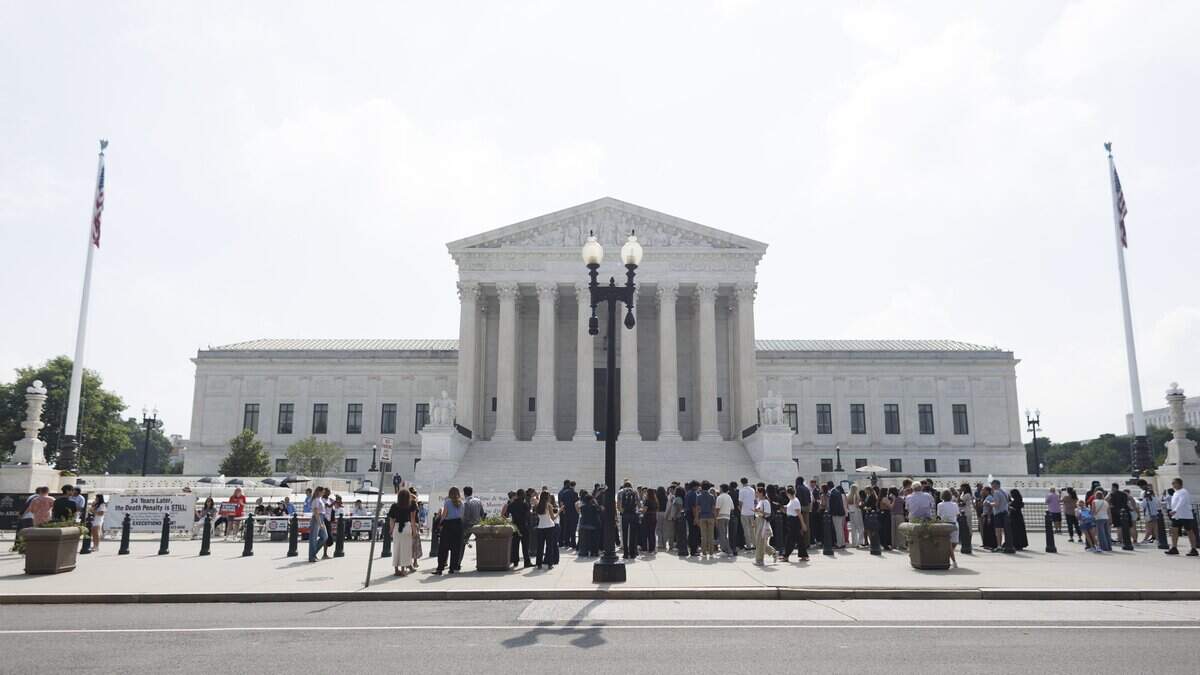 Visitantes esperan para entrar a la Corte Suprema de Estados Unidos el 29 de junio de 2026 en Washington D.C. Los jueces emitieron varias opiniones antes de iniciar el tradicional receso de verano.