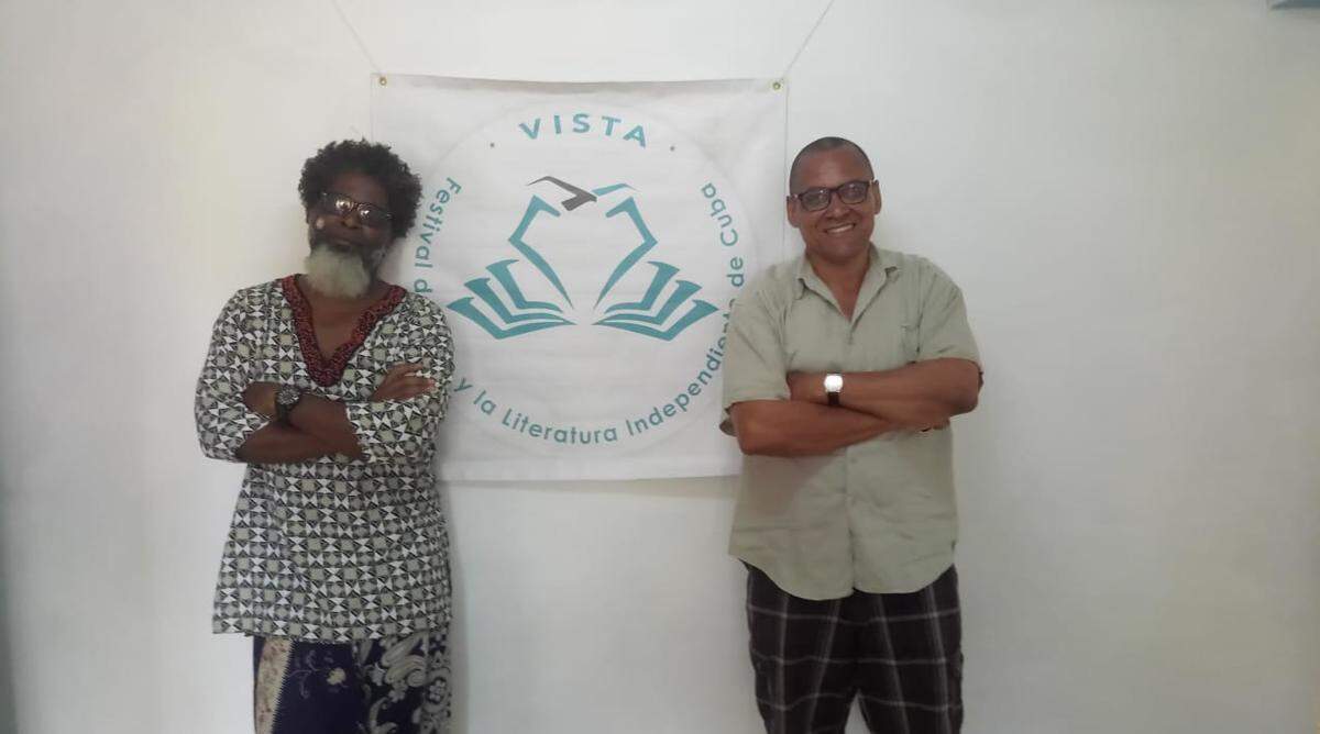 Amaury Pacheco “Omni poeta” con el escritor Jorge Olivera Castillo, que preside el Club de Escritores y Artistas de Cuba (CEAC), uno de los encarcelados durante la Primavera Negra, en marzo del 2003.