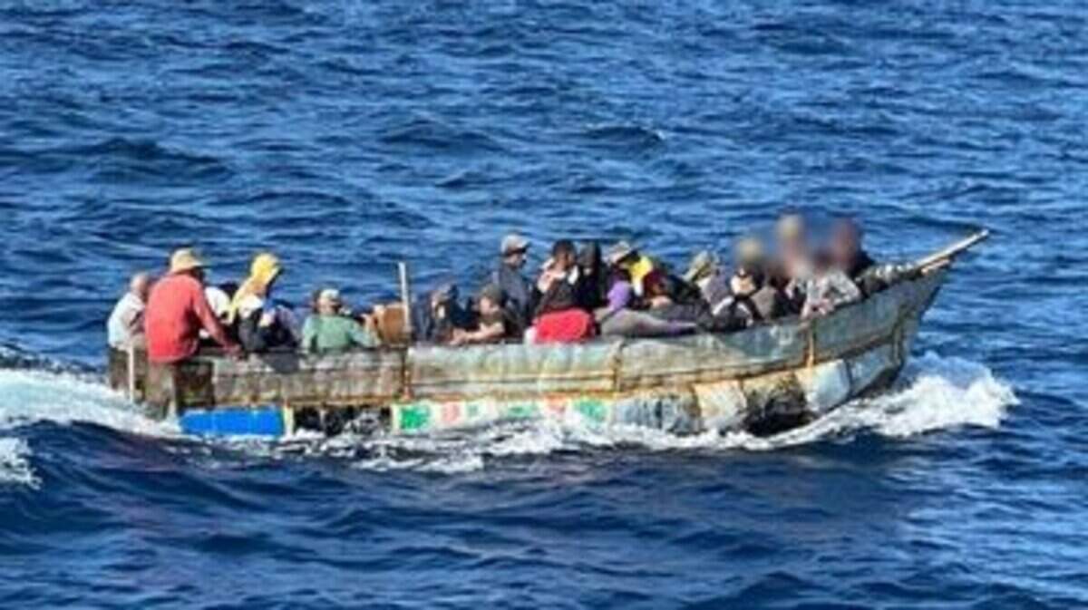 Migrantes en una precaria embarcación. Foto del 18 de diciembre de 2024.