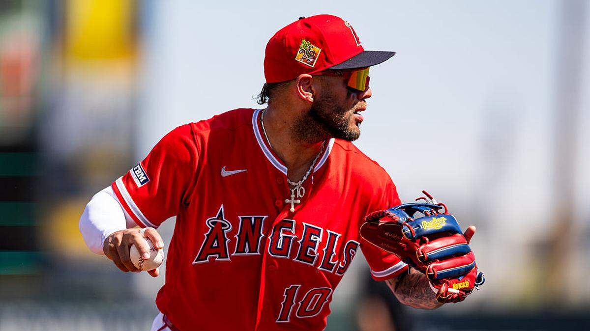 El tercera base de los Angelinos Yoán Moncada tira a la inicial en un partido de pretemporada ante los Marineros de Seattle, celebrado el 14 de marzo de 2026 en Tempe, Arizona. 