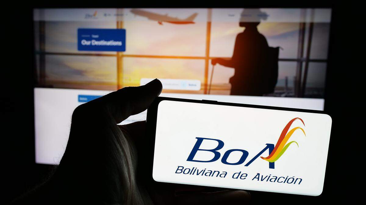 Un vuelo de Boliviana de Aviación con destino a Miami se desvió a Colombia debido a una emergencia médica, en donde un pasajero falleció tras sufrir un infarto el lunes 25 de agosto de 2025.