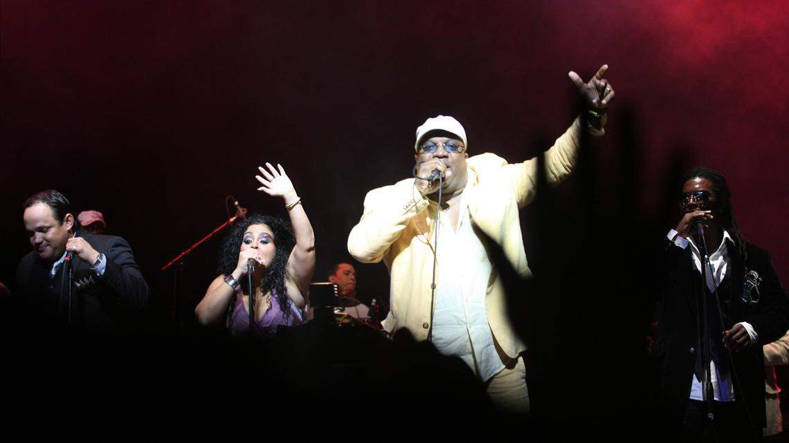 The Cuban orchestra Los Van Van in a concert at the James L Knight in 2010, when its founder, Juan Formell, was alive. The group canceled a concert scheduled for Friday, May 19 at the Miami Beach Bandshell, but will perform in other cities in the United States.