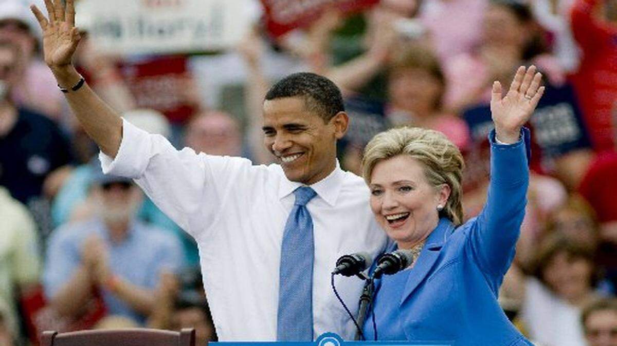 Fotografía de archivo del 27 de junio de 2008 que muestra a la ex senadora estadounidense demócrata Hillary Clinton  junto a Barack Obama  durante un acto político en Unity, New Hampshire.