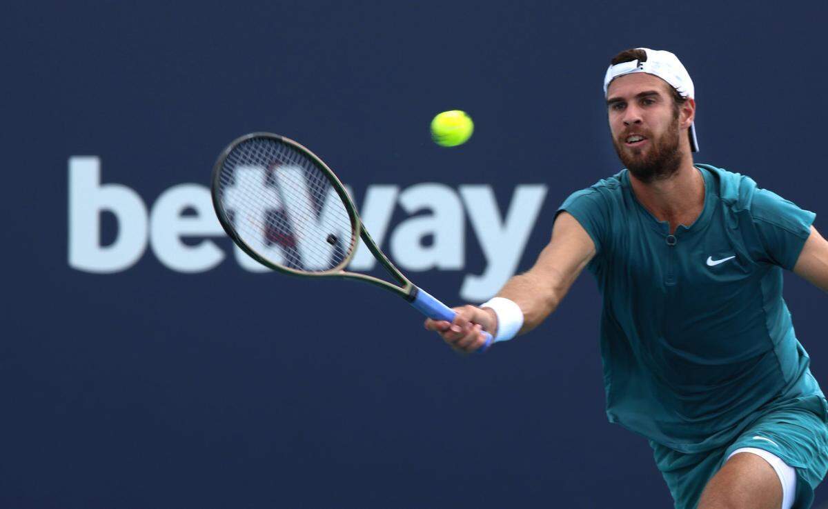 El ruso Karen Khachanov completó un partido brillante y se mostró incontestable ante el argentino Francisco Cerúndolo. Se medirá con su compatriota Daniil Medvedev este viernes por un puesto en la gran final.
