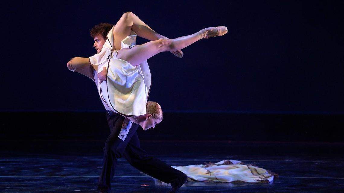 Eduardo Iglesias y Chloe Freytag de Dimensions Dance Theatre of Miami en “Tangos del Plata” de Leonardo Reale.