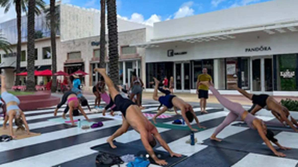 Lincoln Road invita a comenzar el domingo con una sesión de yoga comunitario gratuito al aire libre.