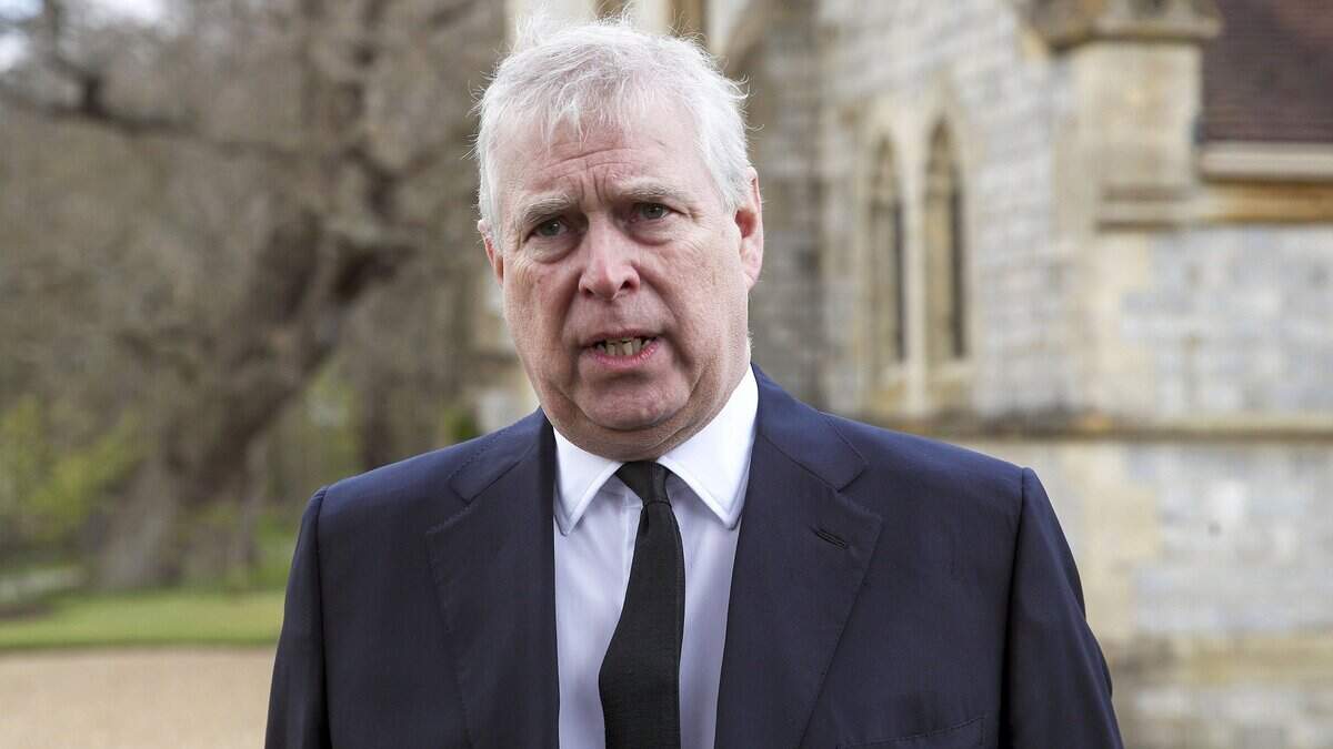 El historiador y escritor británico Andrew Lownie, biógrafo no oficial del expríncipe Andrés, auguró este miércoles que el hermano de Carlos III seguirá los pasos del rey emérito de España Juan Carlos I y se refugiará en alguna petromonarquía de Oriente Medio para escapar del escándalo suscitado por sus vínculos con el pedófilo convicto Jeffrey Epstein.