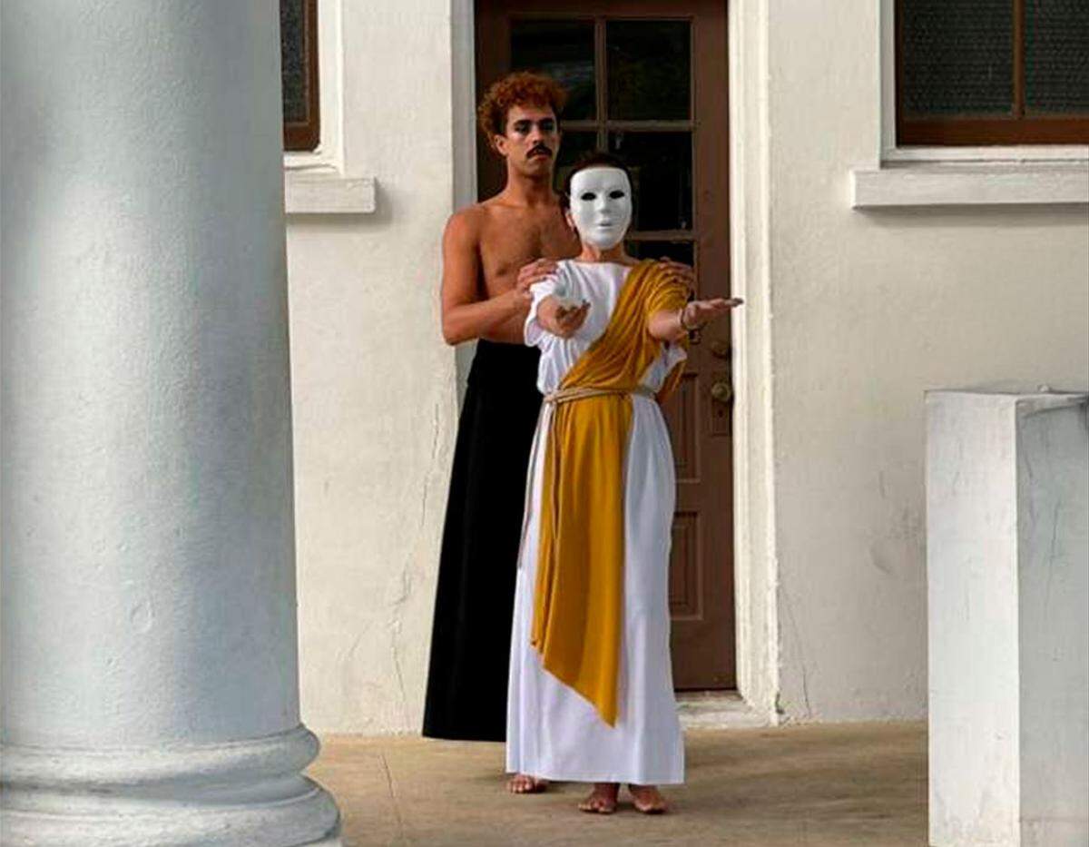 El bailarín brasileño Natanael Leal es la contrafigura de Bugarim, ambos vistos aquí durante un ensayo del personaje de Hipatia de Alejandría.  