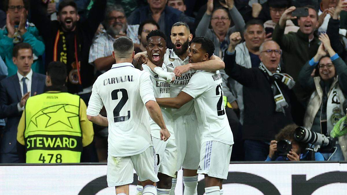 Los jugadores de Real Madrid celebran un gol de Karim Benzema ante el Chelsea en la Liga de Campeones, en el partido efectuado el miércoles 12 de abril de 2023 en el estadio Santiago Bernabéu de Madrid.