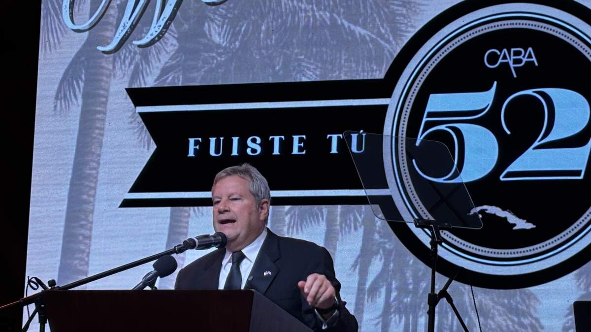 Mike Hammer, el principal diplomático estadounidense en Cuba, habla en el primer Premio Humanitario de la Asociación de Abogados Cubano-Americanos en la gala anual de la organización en Miami el pasado sábado.