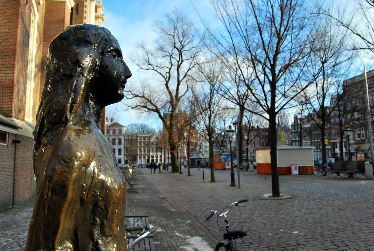 Estatua de Ana Frank (Ámsterdam).
