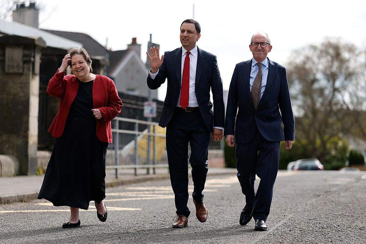 (De izq. a der.) Jackie Baillie, líder adjunta del Partido Laborista Escocés; Anas Sarwar, líder del Partido Laborista Escocés; y Mike McKirdy, candidato por Renfrewshire North y Cardonald, durante una visita de campaña a Mosspark Square el 14 de abril de 2026 en Glasgow, Escocia.