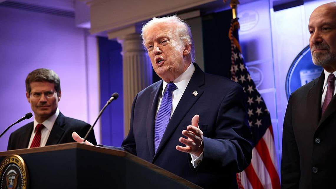 Trump condena fallo del Supremo contra sus aranceles y anuncia nueva tasa global del 10%