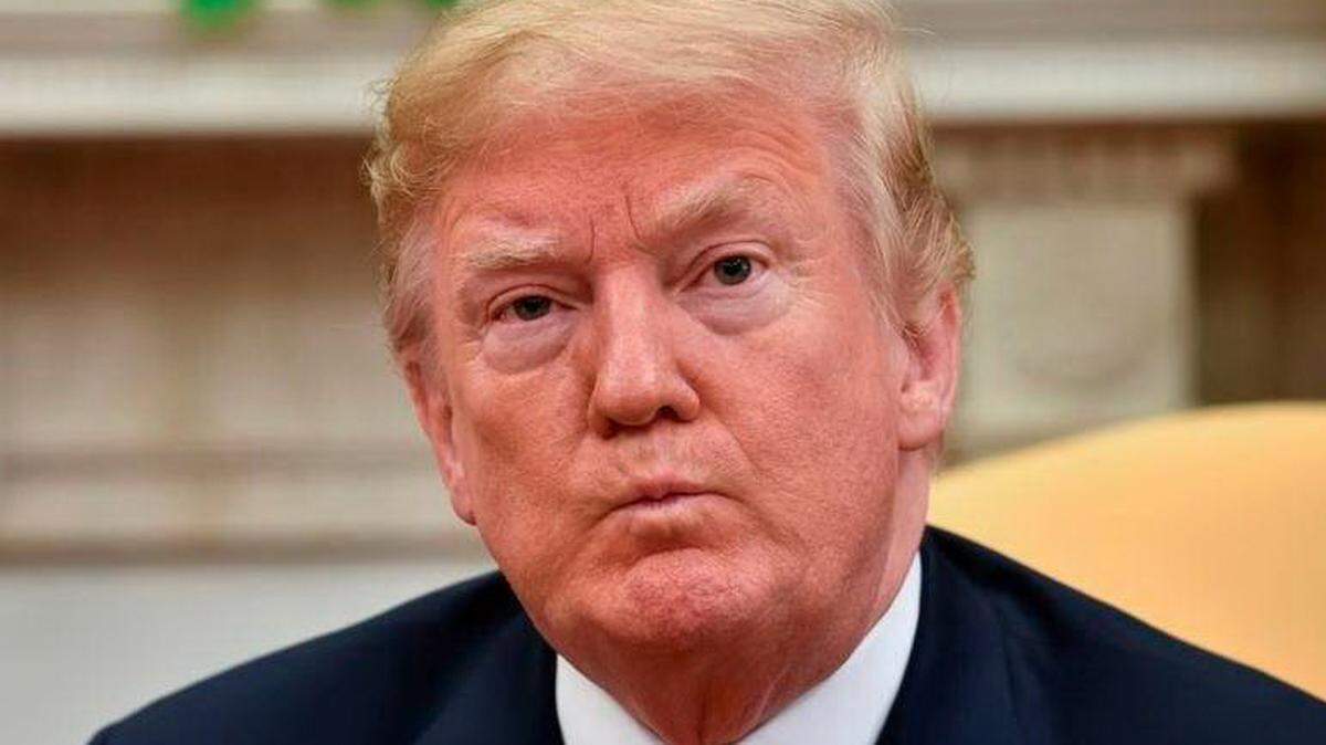 El presidente de los Estados Unidos, Donald Trump, observa durante una reunión con el primer ministro de Japón, Shinzo Abe, en la Oficina Oval en la Casa Blanca el 7 de junio de 2018 en Washington, DC.