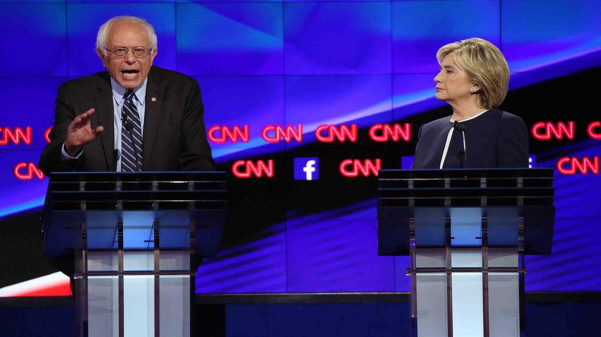El senador Bernie Sanders y Hillary Clinton, el martes por la noche durante el primer debate demócrata en Las Vegas. 