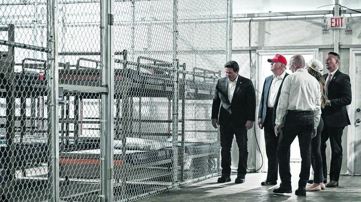 El presidente Donald Trump junto con el gobernador Ron DeSantis recorren el centro de detención de migrantes,  "Alligator Alcatraz" el 1º de julio de 2025.