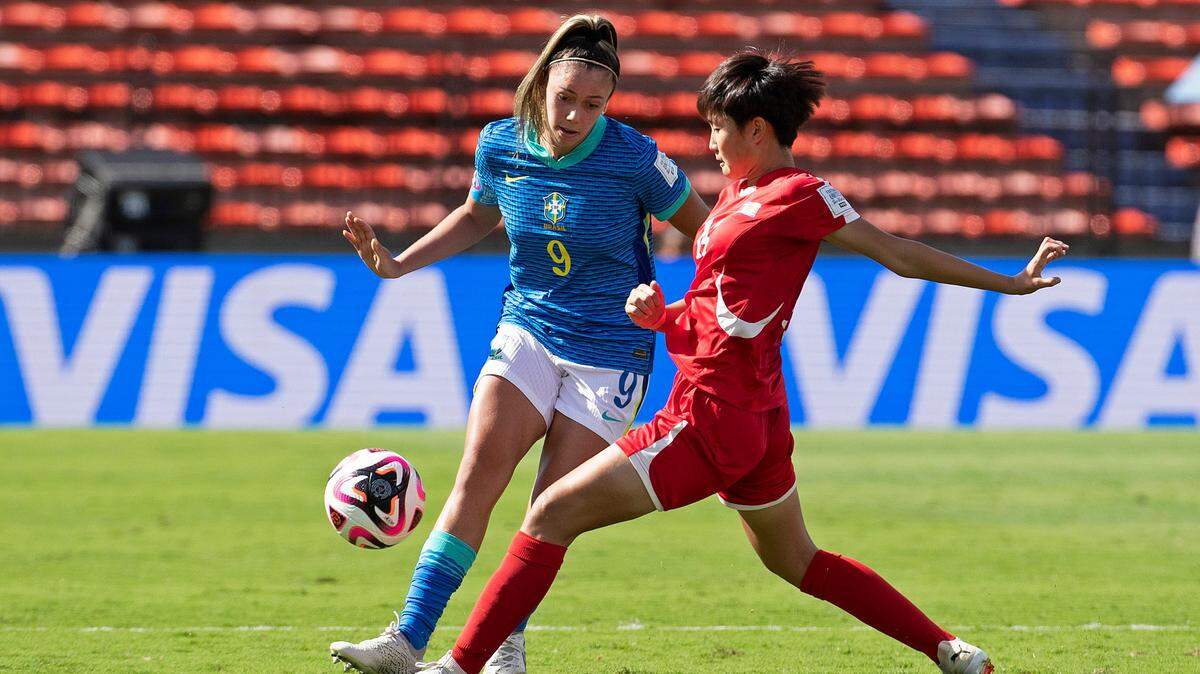 La jugadora de Brasil Priscila Flor (izq.) disputa el balón con Yu-Yong Hwang, de Corea del Norte, en el partido de cuartos de final del Mundial sub-20 femenino, celebrado el 15 de septiembre de 2024 en el estadio Atanasio Girardot Stadium en Medellín, Colombia.