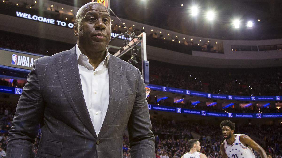 El presidente de operaciones de los Lakers de Los Angeles Earvin “Magic” Johnson durante un partido ante los Sixers, el 10 de febrero de 2019 en Filadelfia.