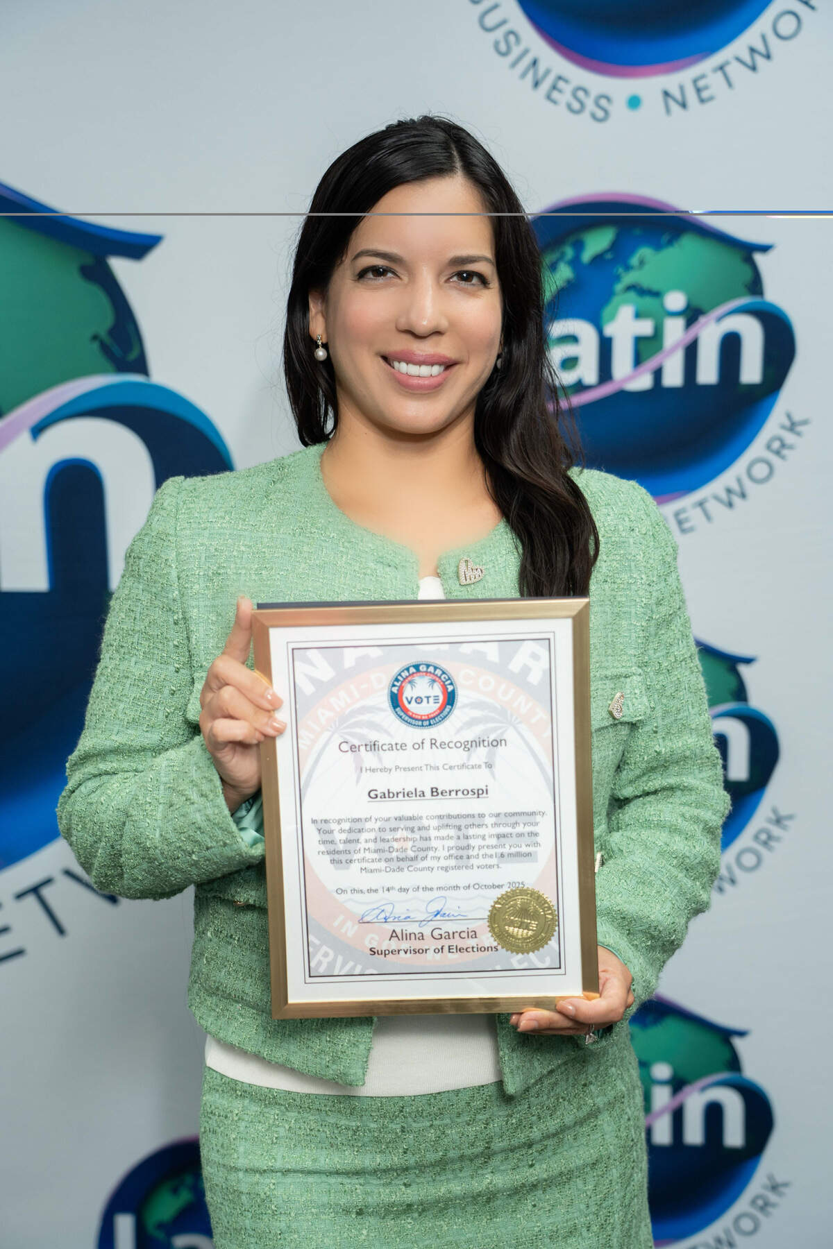 Gabriella Berrospi, empresaria, inversionista y educadora financiera peruanoamericana, fundadora de la academia Latino WallStreet, recibe un reconocimiento en el mes de la Herencia Hispana.