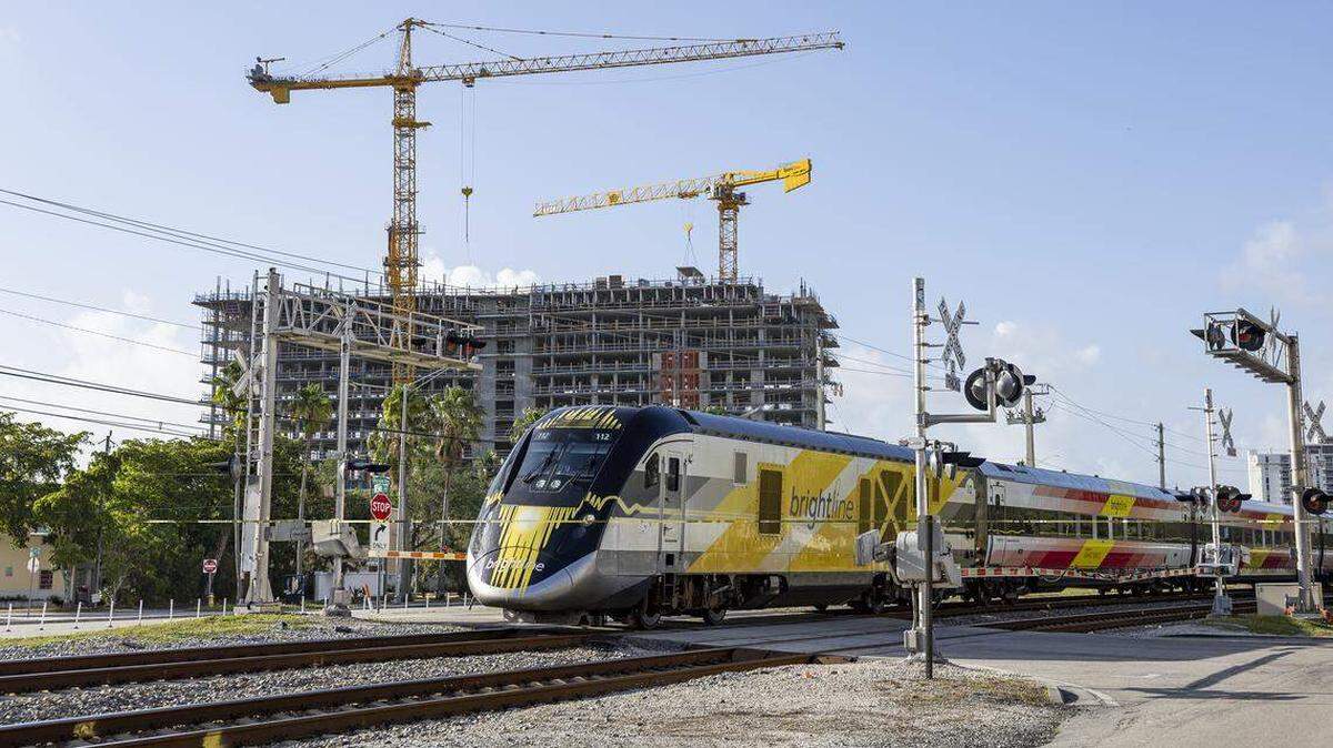 Un tren de Brightline cruza la calle 141 noreste cerca de Biscayne Boulevard en abril de 2025.