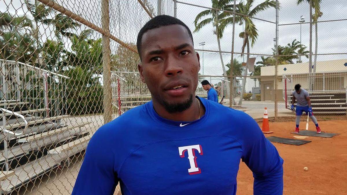 El jardinero cubano Julio Pablo Martínez es llamado a Grandes Ligas con los Rangers de Texas. 