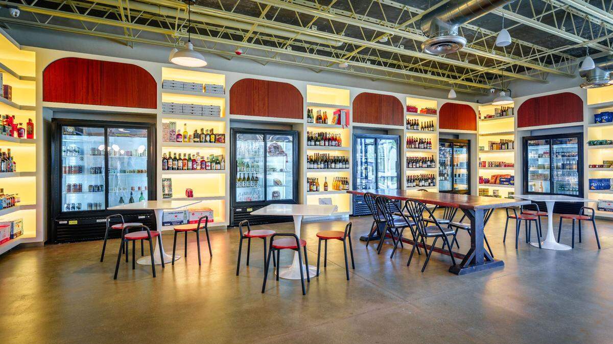 El interior de Bar Bucce, un mercado, licorería y pizzería del equipo de Macchialina.