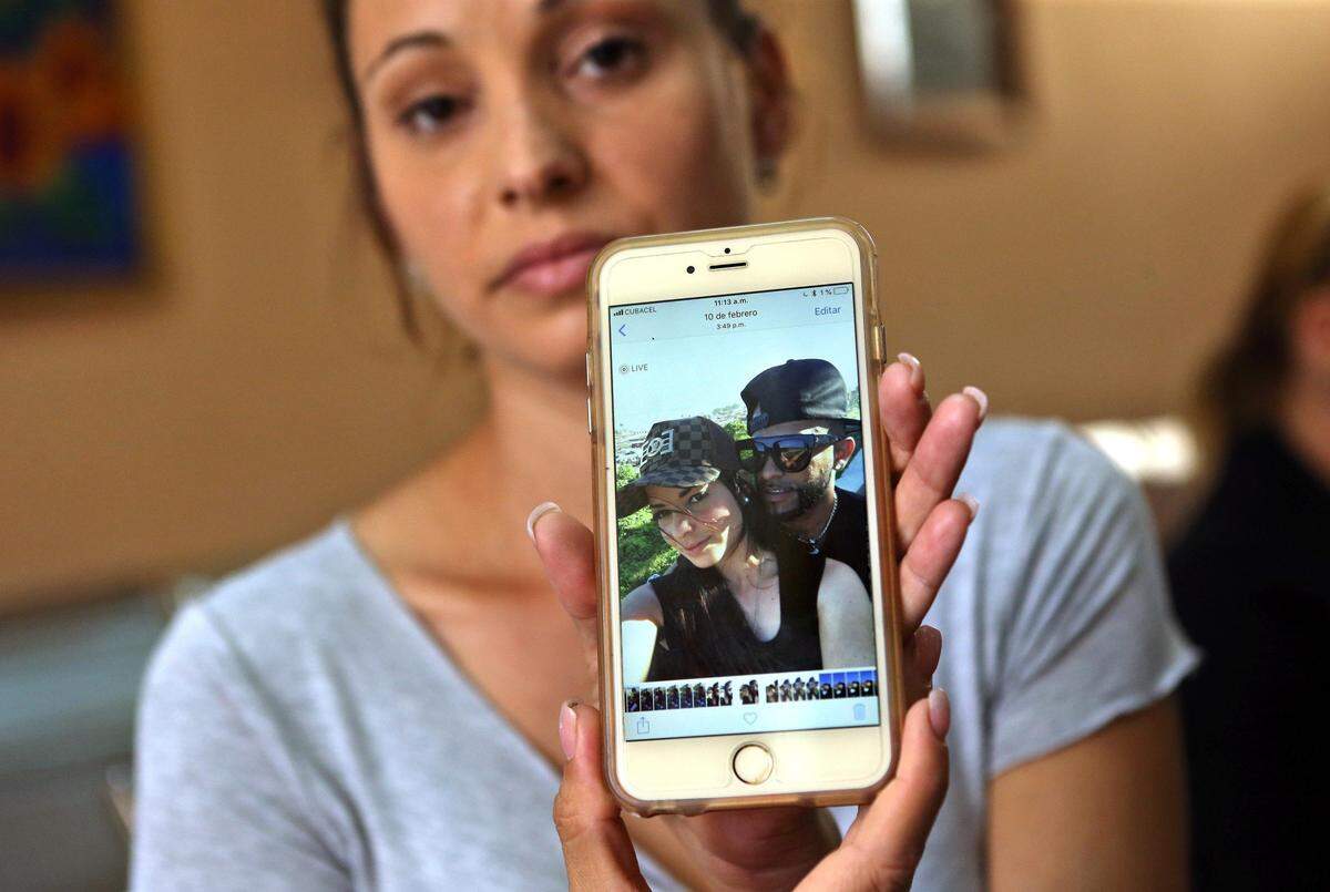 Maylín Díaz Almaguer, muestra una foto de su hermana Mailén, de 19 años, la única sobreviviente del desastre aéreo ocurrido hace más de un año en La Habana. Archivo EFE/Alejandro Ernesto