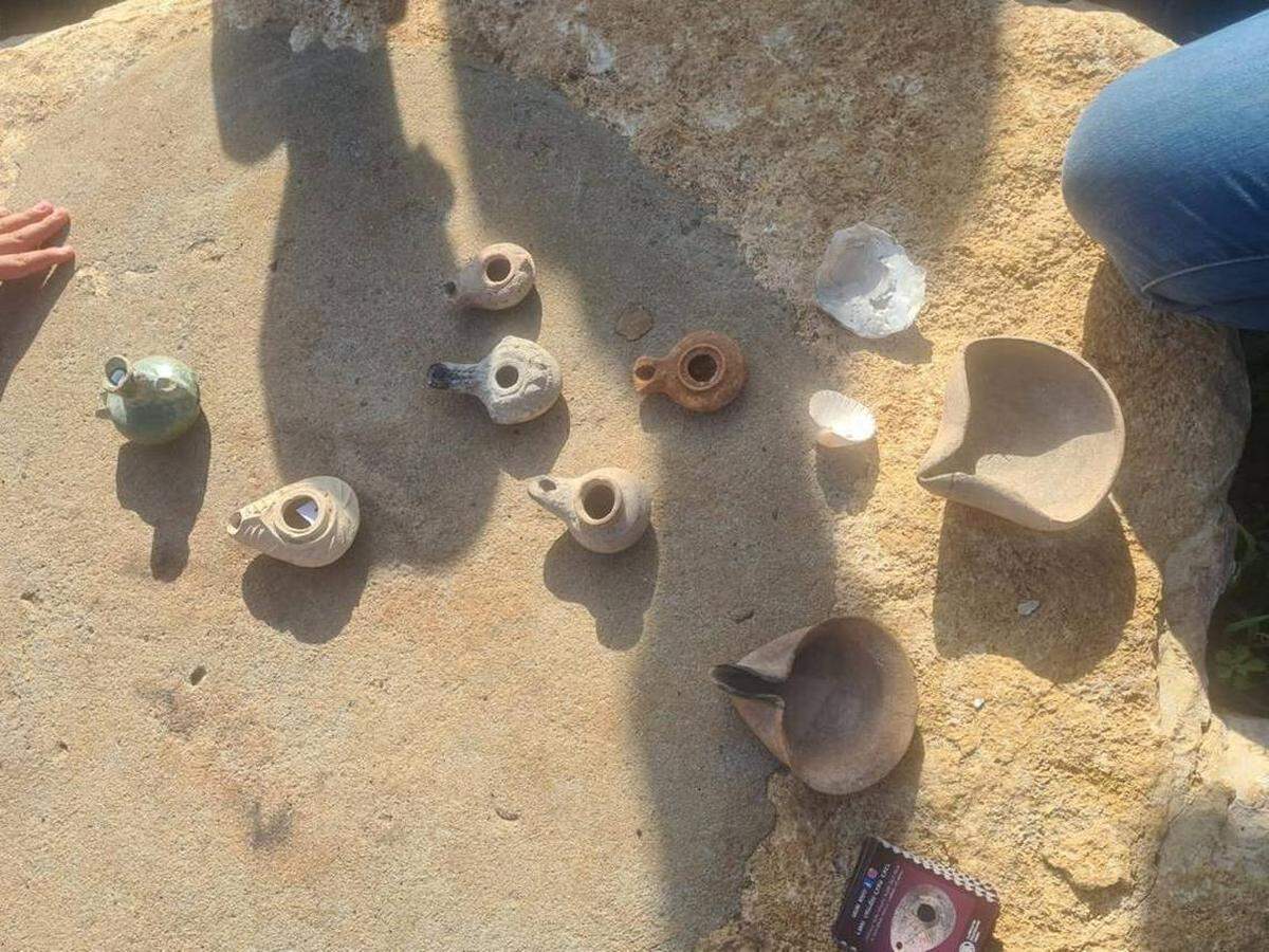 Varias velas de aceite de arcilla encontradas por arqueólogos en Irsael. Foto del Ministerio de Educación de Israel.