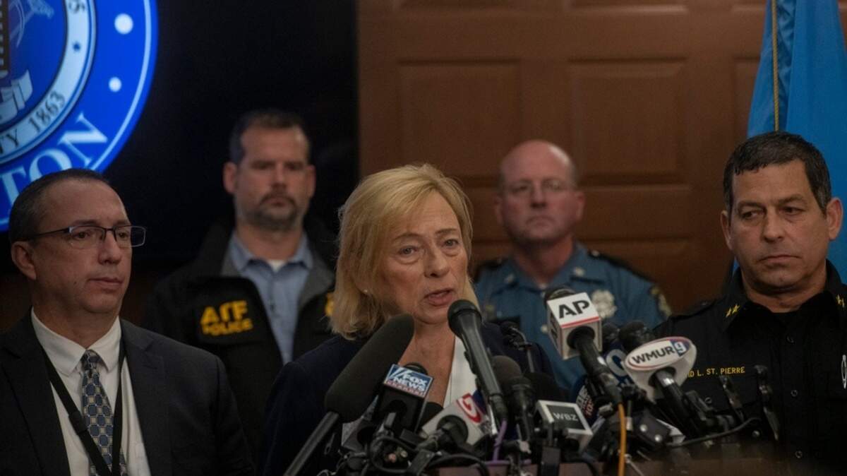 La gobernadora de Maine, Janet Mills, acompañada de jefes policiales y funcionarios del estado, da una conferencia de prensa acerca del tiroteo que dejó 18 muertos y 13 heridos en dos establecimientos en Lewiston, Maine, el jueves 26 de octubre de 2023.