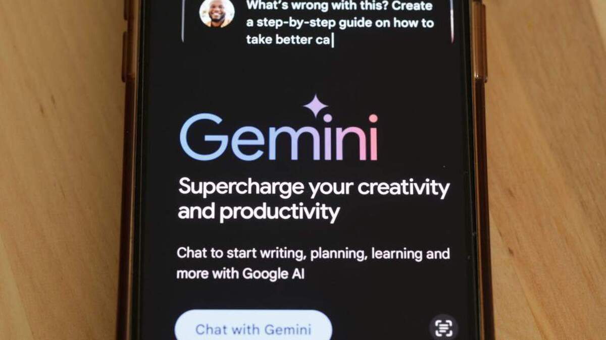 En esta foto ilustrativa, se ve Gemini AI en un teléfono. Google anunció el martes que está “actualizando Gemini para agilizar el acceso a soporte para quienes lo necesiten”. Michael M. Santiago / Getty Images