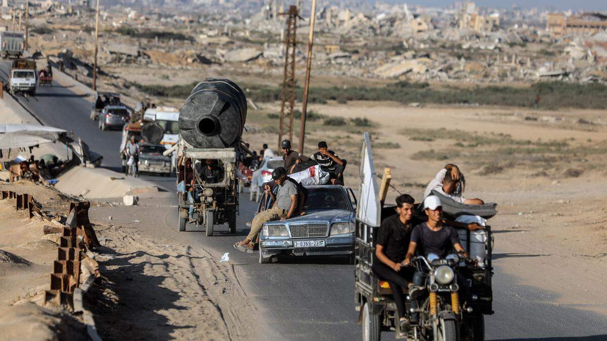 Cientos de palestinos que abandonan el norte de la Franja de Gaza en autos y otros medios de transporte cruzan la región central de Gaza, el lunes 1 de septiembre de 2025.