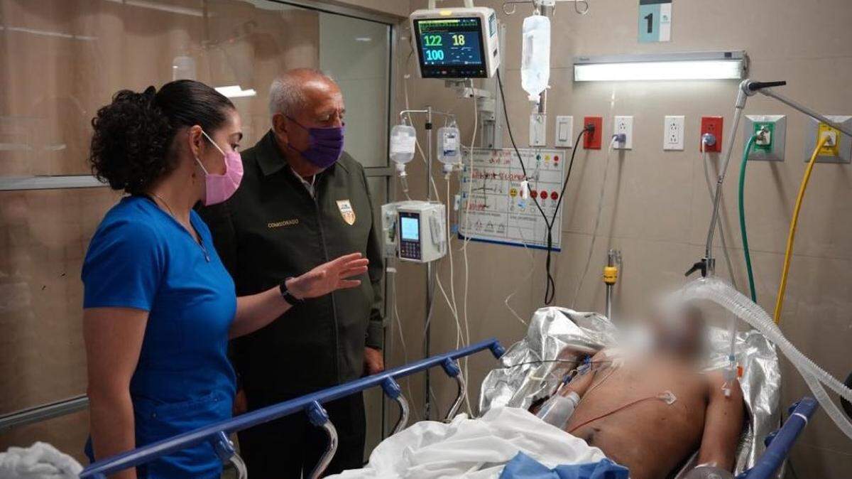 El comisionado del Instituto Nacional de Migración (INM), Francisco Garduño Yañez, visita los hospitales locales para verificar el estado de salud de los migrantes hospitalizados tras el incendio en un centro de detención en Ciudad Juárez, México.