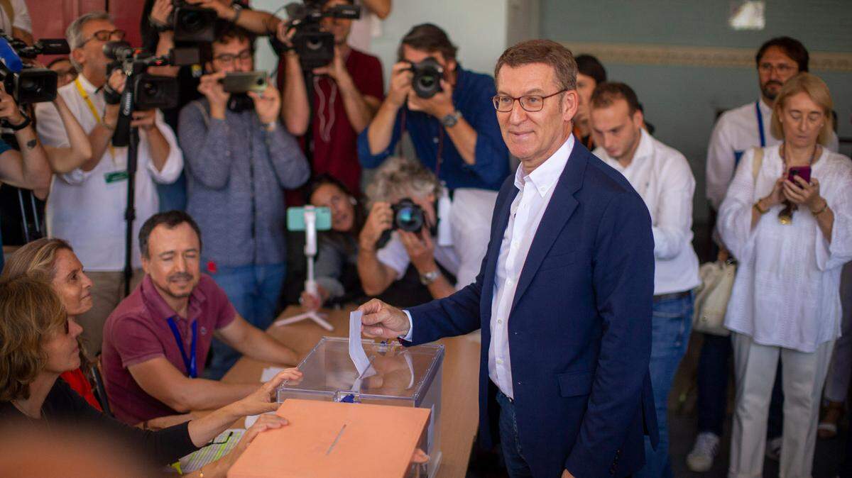 El candidato del conservador Partido Popular, Alberto Núñez Feijóo, vota en las elecciones españolas, el domingo en Madrid. 
