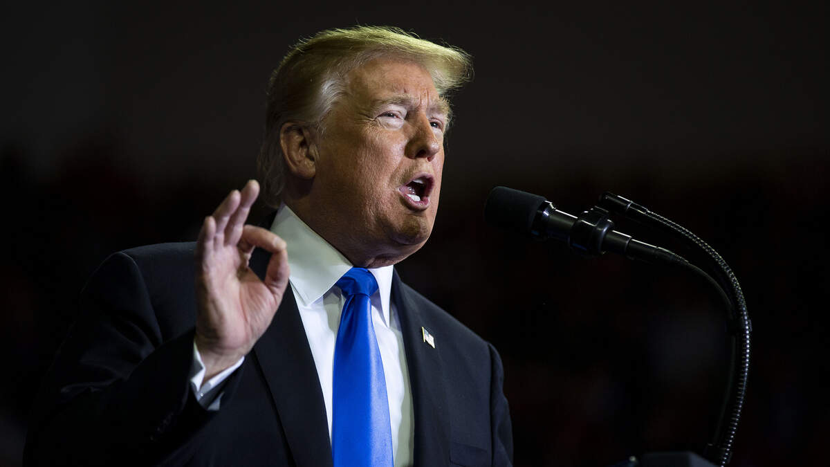 El presidente de Estados Unidos Donald Trump habla durante un acto de campaña en la Eastern Kentucky University, en Richmond, el  13 de octubre de 2018.