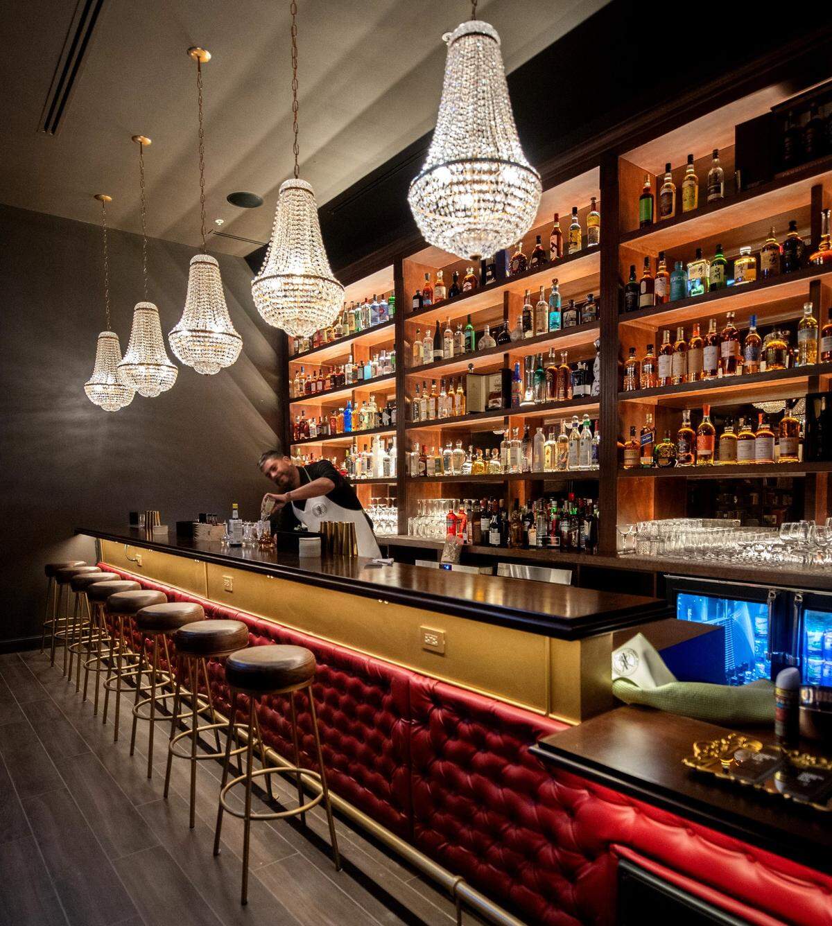 El interior de La Biblioteca, el bar oculto del Presidente Bar Miami.