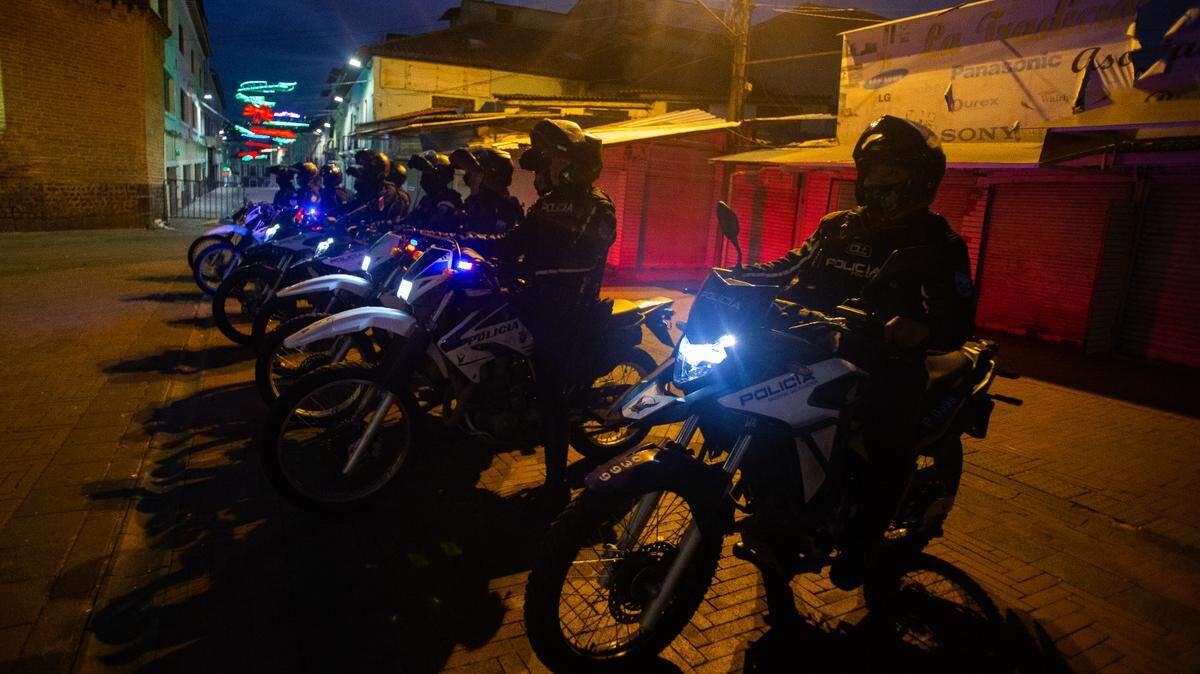 Agentes policiales en motocicletas se preparan para patrullar la ciudad de Quito, Ecuador, el 9 de enero de 2024.