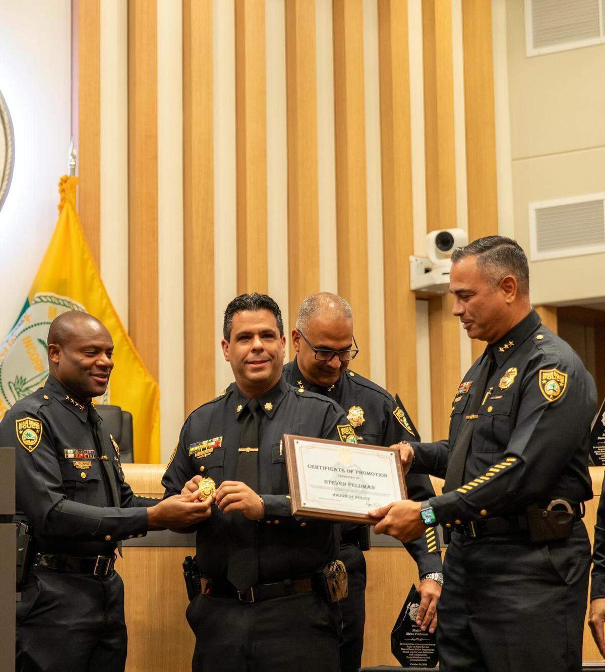 El jefe de la Policía de Miami Beach, Wayne Jones, ascendió a Steven Feldman de capitán a mayor en una ceremonia celebrada en el Ayuntamiento de Miami Beach el 14 de octubre de 2024.