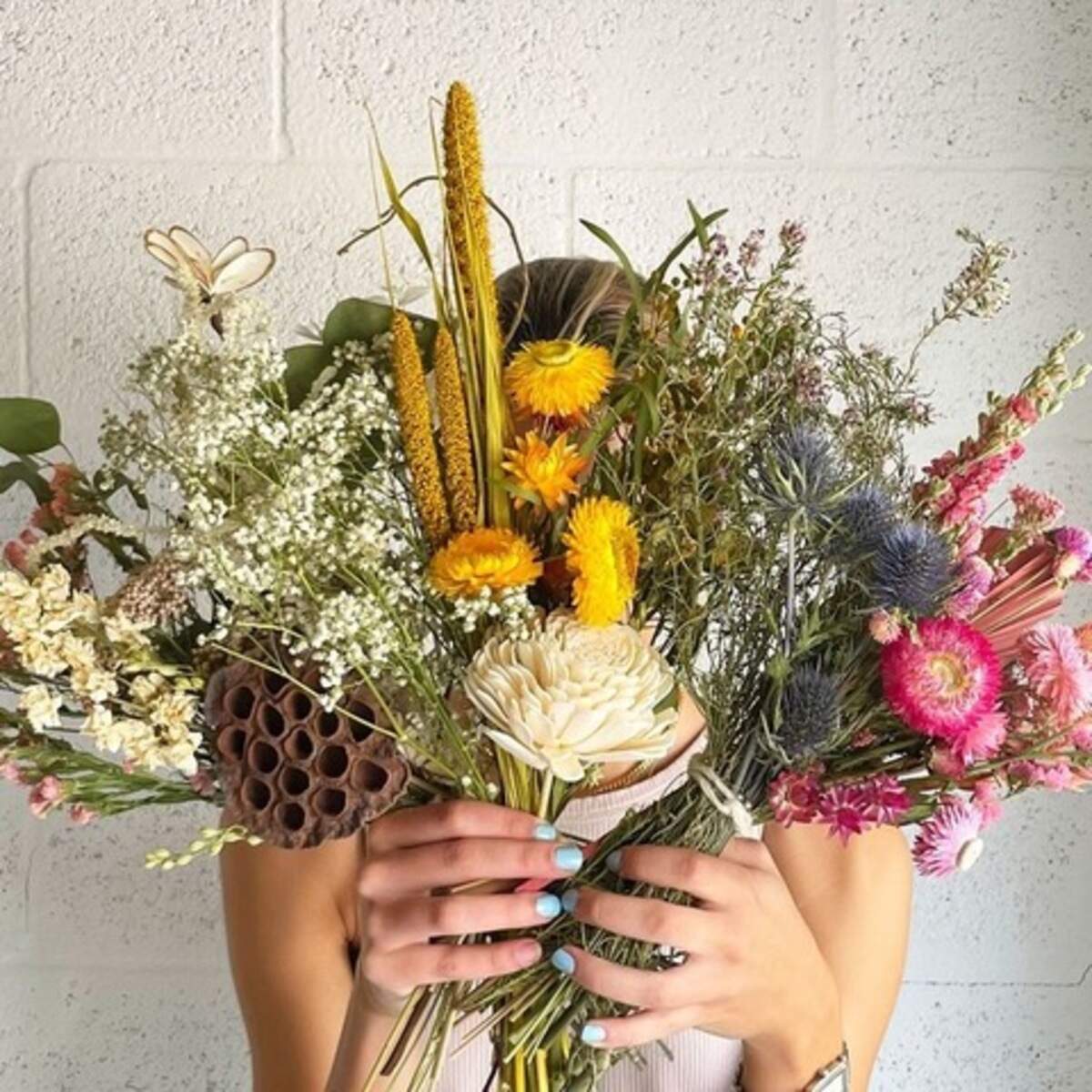 La fundadora de House of Lilac, Melanie Fernández, tiene una profunda pasión por las flores.