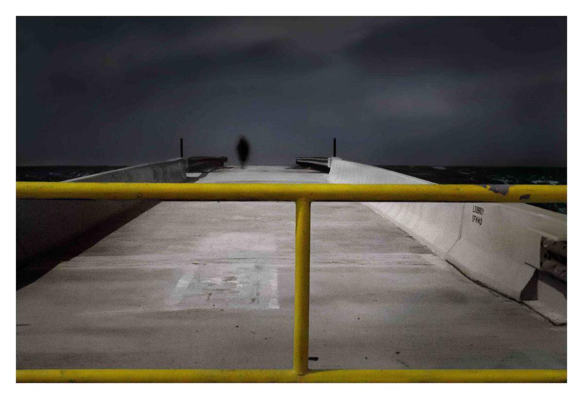 “Road Blocked by a Yellow Metal Rail”, 2012, impresión digital sobre papel satinado, 20 x 30 pulgadas. Edición de 5 y dos pruebas de artista.