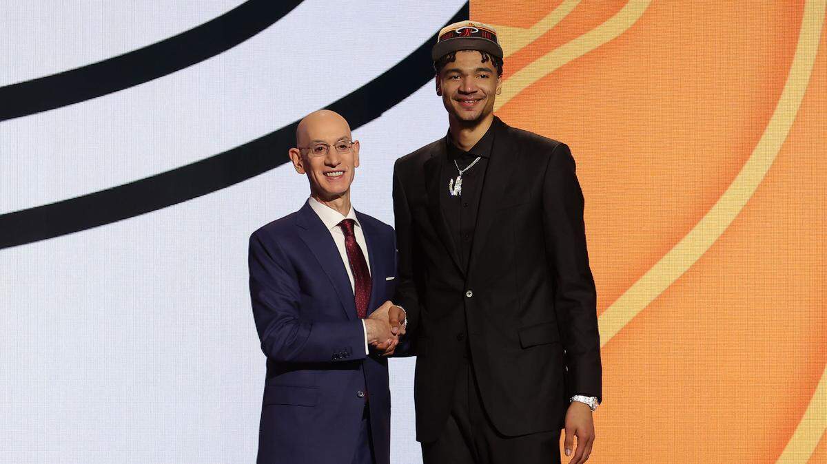 El comisionado Adam Silver presenta al centro Kel’el Ware tras ser escogido por el Heat de Miami en el puesto 15 de la primera ronda del Draft de la NBA, celebrado el 26 de junio de 2024 en el Barclays Center en Brooklyn, Nueva York.