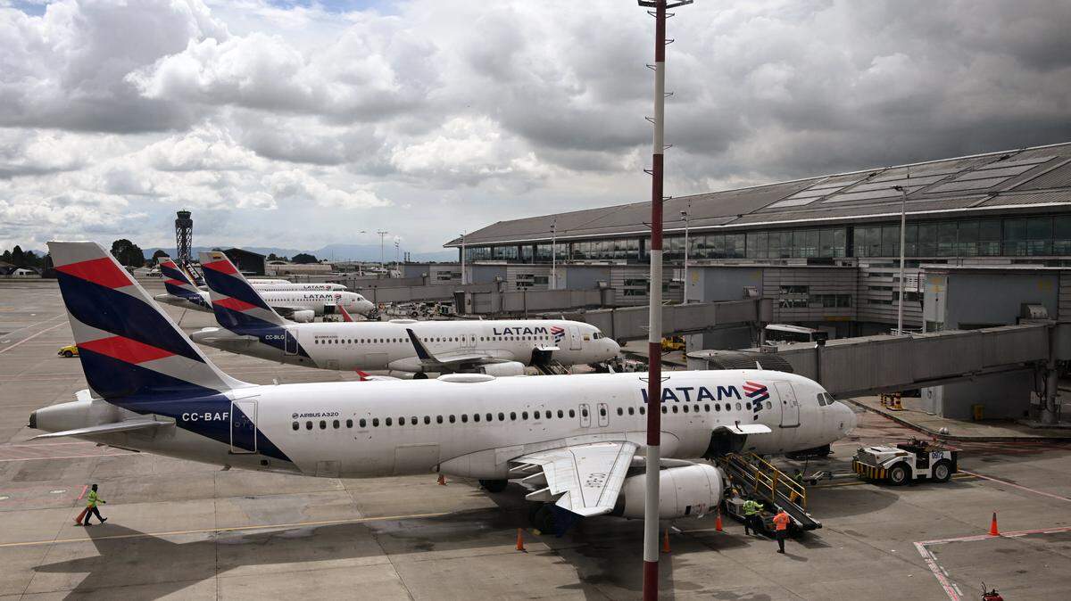 LATAM airline planes are pictured on the tarmac at El Dorado International Airport in Bogota on May 19, 2025. Venezuela's government said Monday it had suspended flights arriving from neighboring Colombia after what it called a cross-border infiltration of "mercenaries" allegedly planning to disrupt upcoming legislative and regional elections on May 25. (Photo by Raul ARBOLEDA / AFP) (Photo by RAUL ARBOLEDA/AFP via Getty Images)