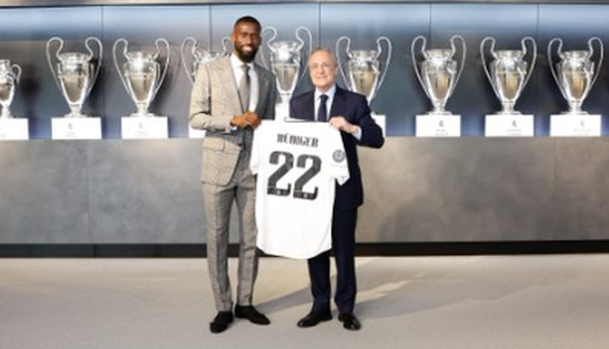 El defensa alemán Antonio Rudiger fue presentado este lunes como nuevo jugador del Real Madrid y desveló que, aunque recibió “interés” del Barcelona en hacerse con sus servicios, tras acabar su contrato con el Chelsea, le dijo a su hermano, y agente, que “solo quería jugar” en el conjunto blanco. A su lado el presidente del equipo Florentino Pérez.
