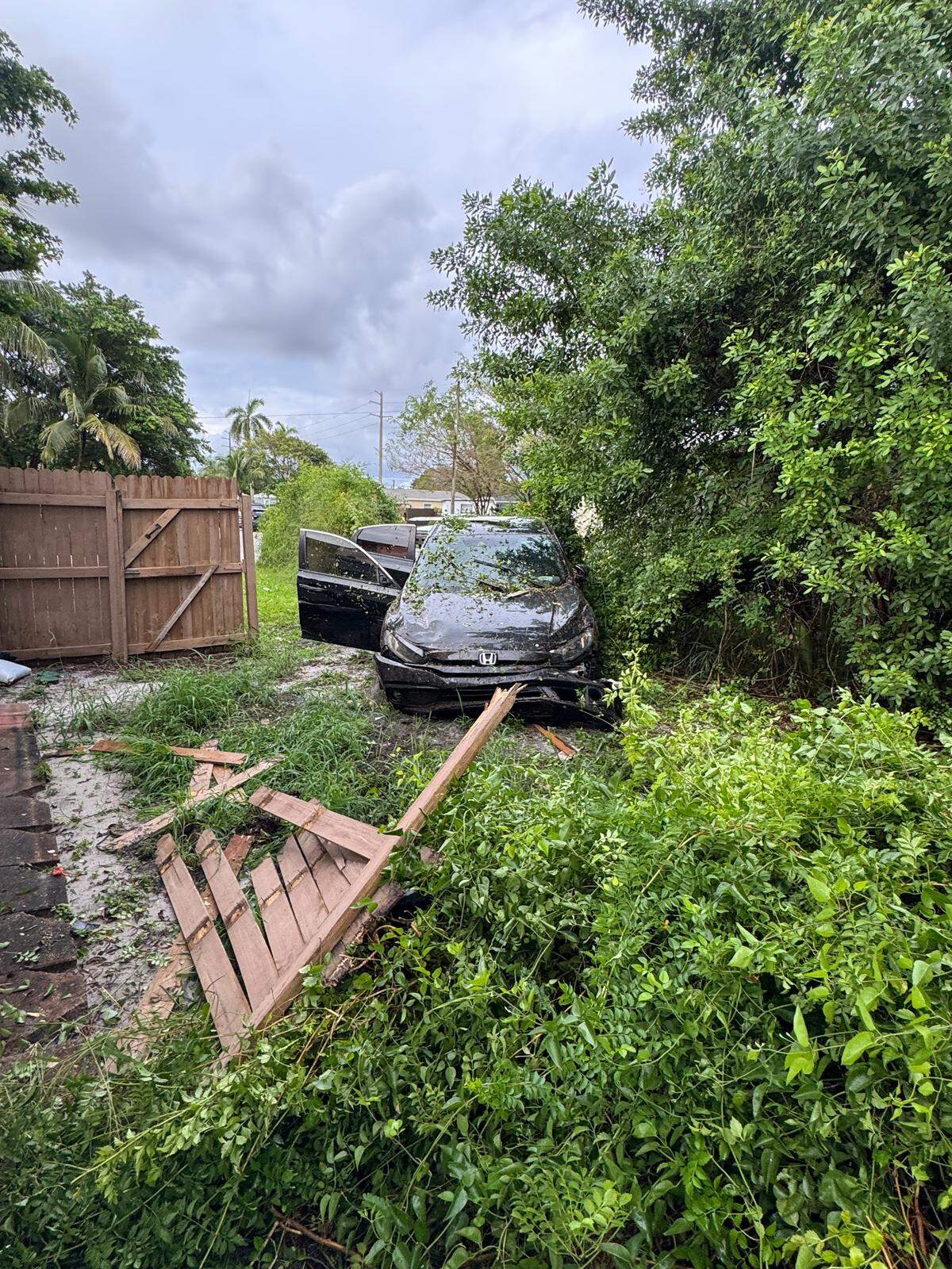 Un hombre estrelló su auto contra una vivienda en Riviera Beach, Palm Beach, y la policía halló armas en su casa.