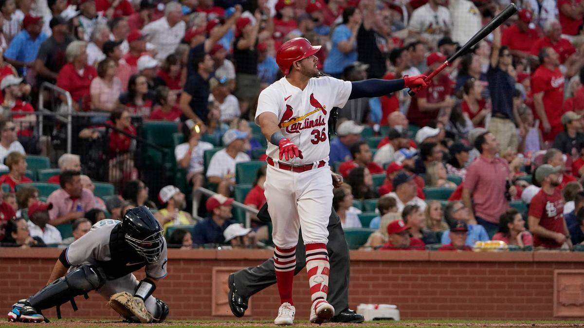 El bateador designado de los Cardenales Juan Yépez bate un jonrón en el cuarto inning del partido ante los Marlins de Miami, celebrado el 27 de junio de 2022 en San Luis.