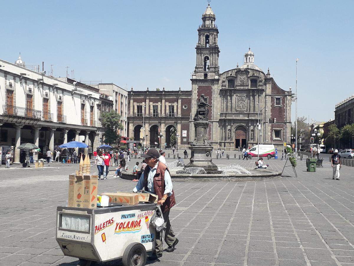 El Zócalo, plaza de 46,8000 metros cuadrados, es la segunda más grande del mundo.